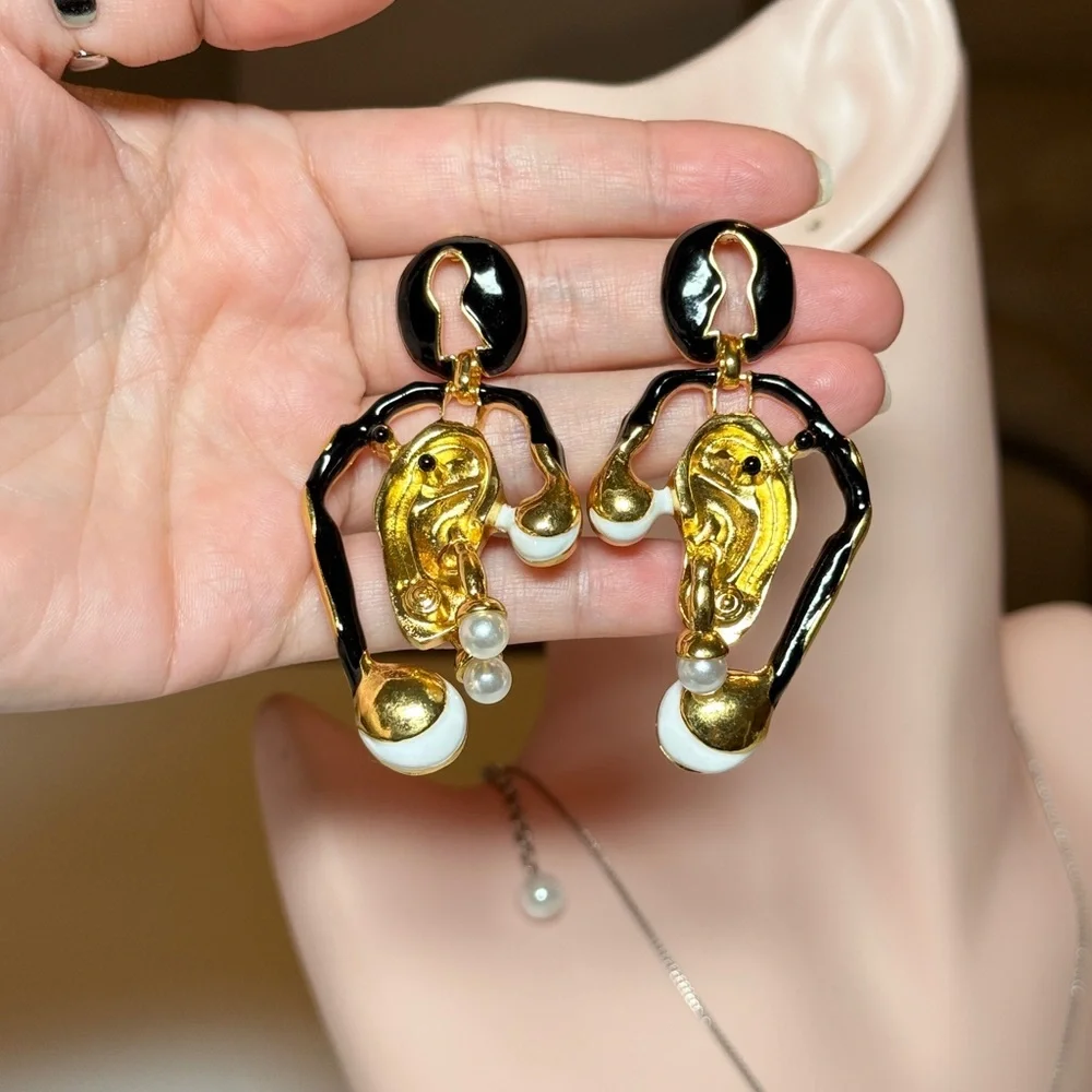 ⚜️ Avant-garde Gold and Black Earrings with Pearl Accents